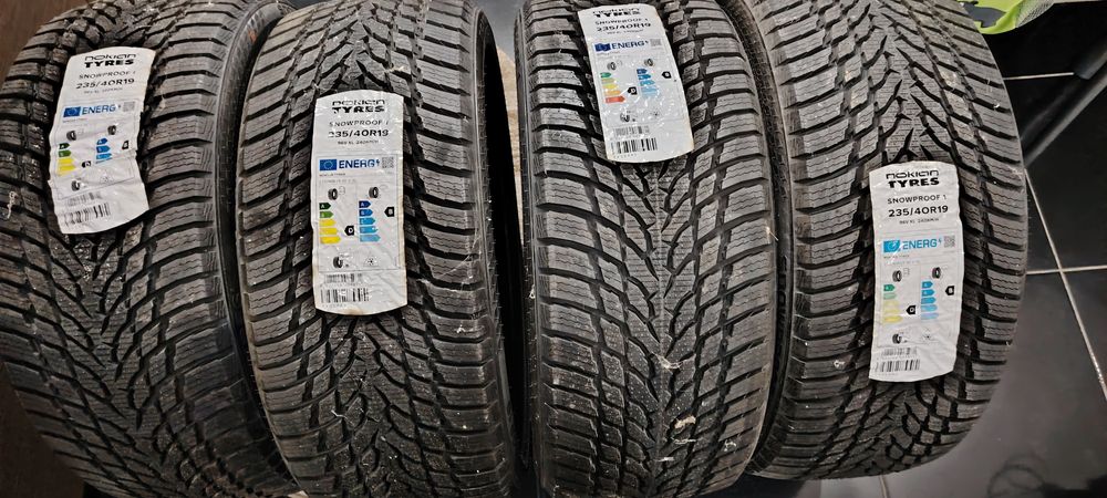 235 40 R19 Nokian snowproof