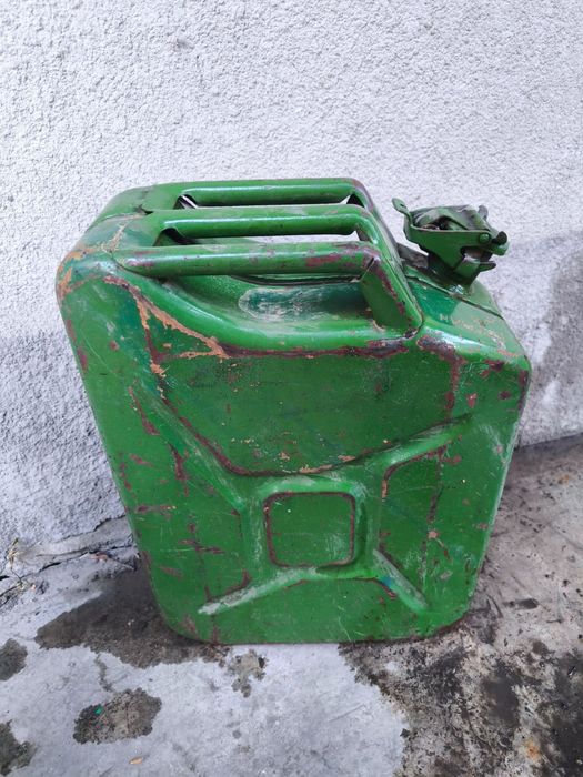 Металлическая канистра для бензина