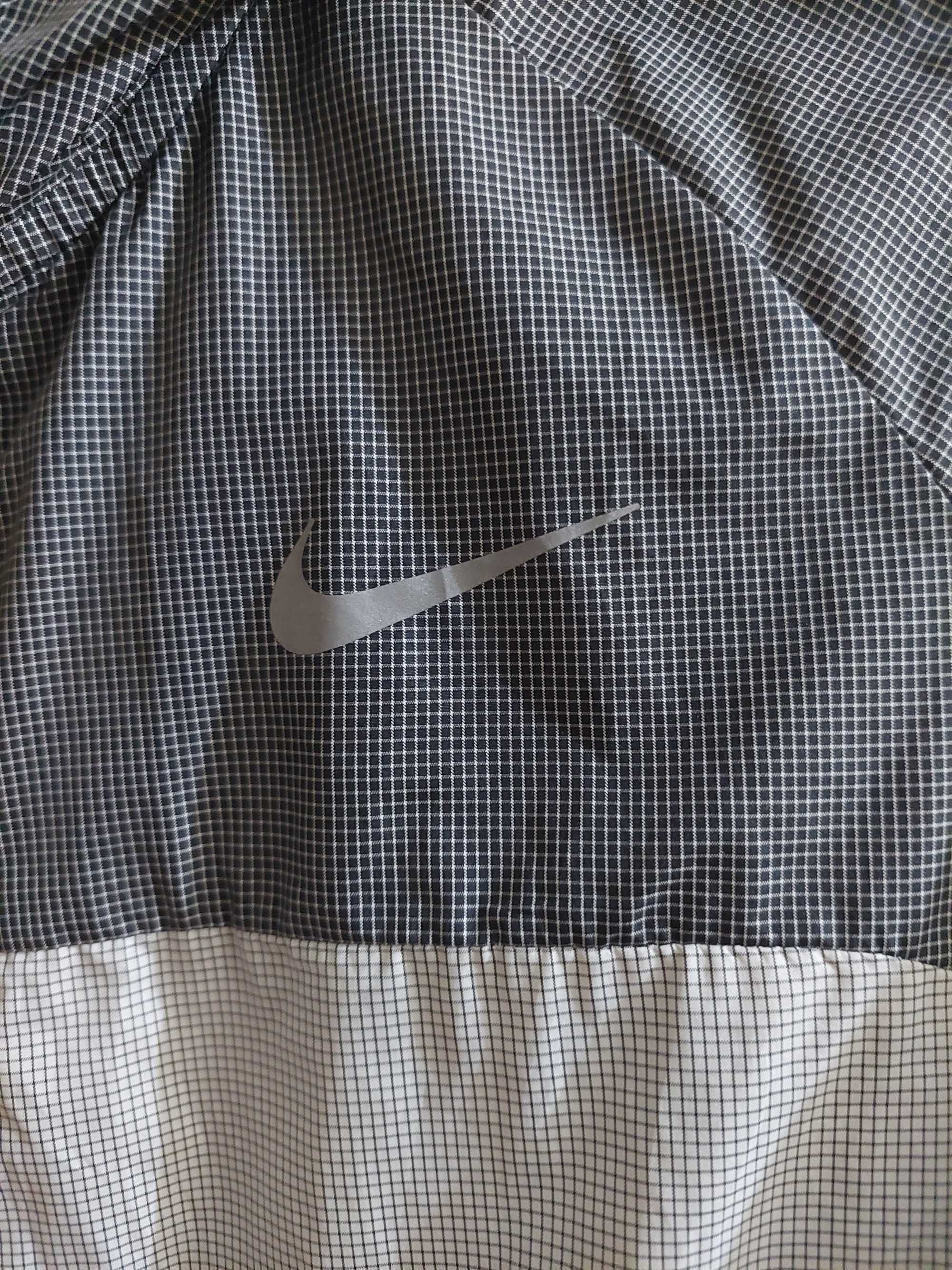 Nike дамска ветровка.