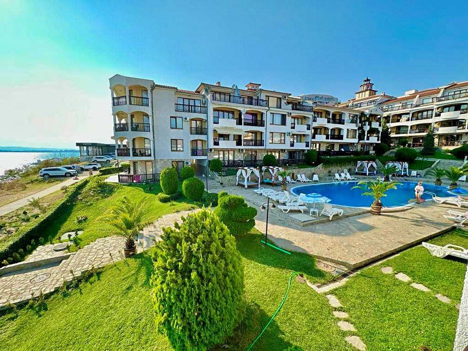 Самостоятелна къща с три спални и морска гледка, Първа линия море