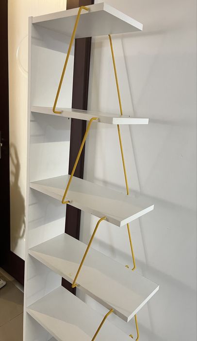 Etajera cu insertii metalice