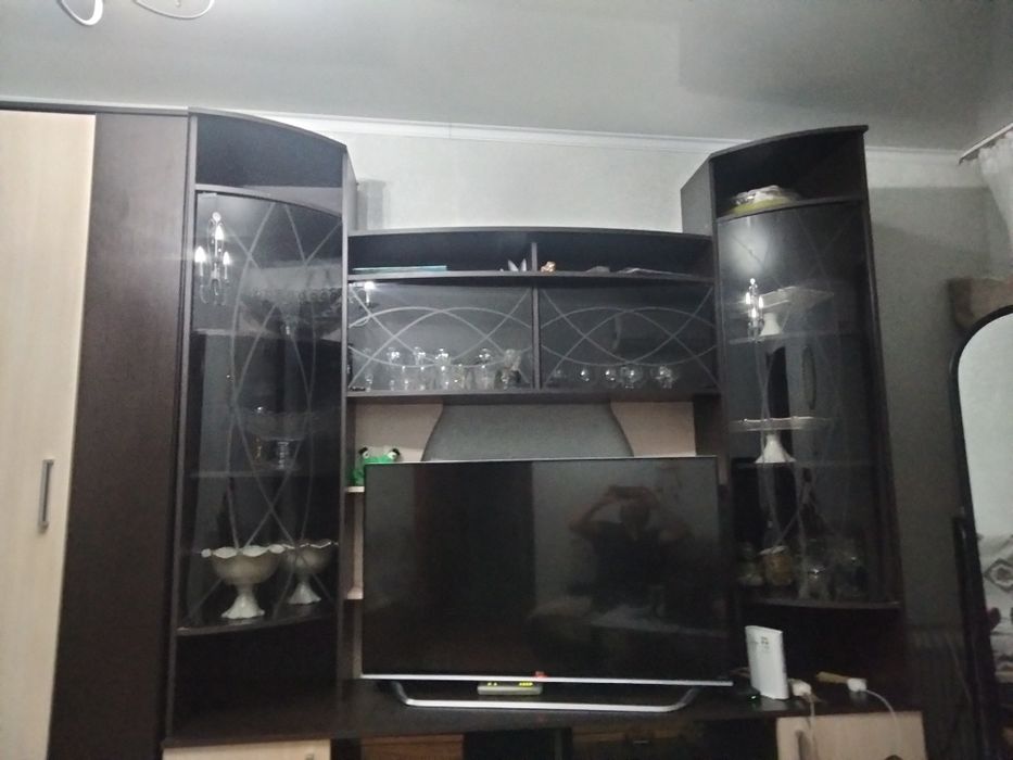 Стенка. Бу.   Торг. Уместен