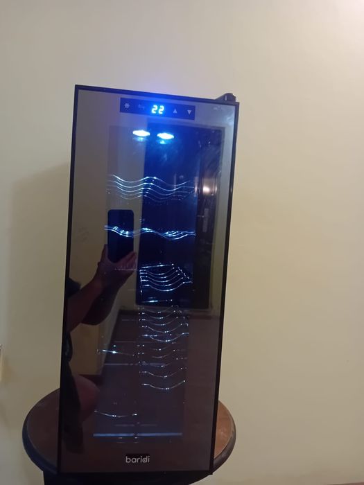 Vând răcitor de vinuri, capacitate 12 sticle, în stare perfectă!