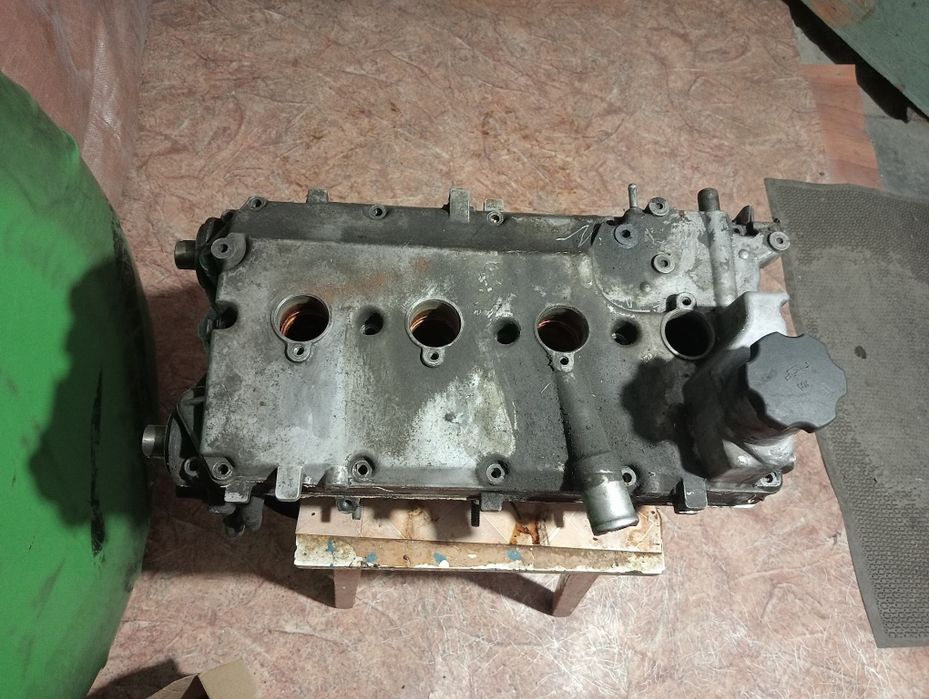 Продам  б/у  головку  двигателя Ваз 12 ку. 16 клапанный.