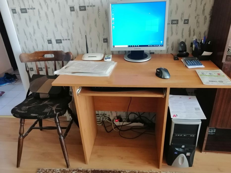 Продавам настолен компютър с монитор, мишка, клавиатура и бюро.