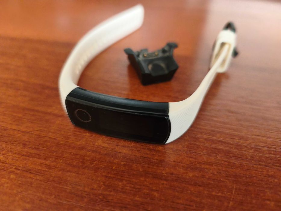 Продаю фитнес-браслет Honor Band 4