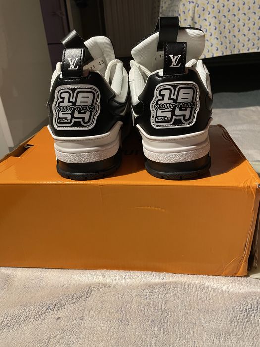 LV Skate Black and White