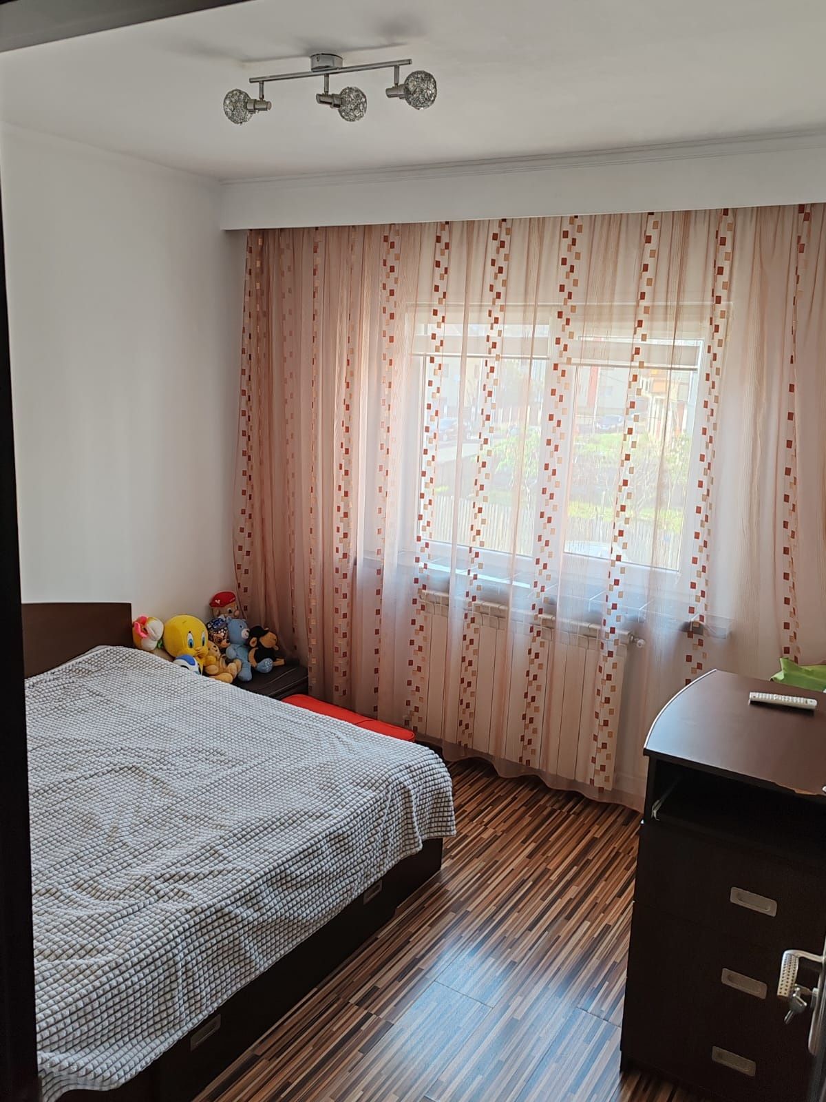 Apartament 3 camere de vanzare