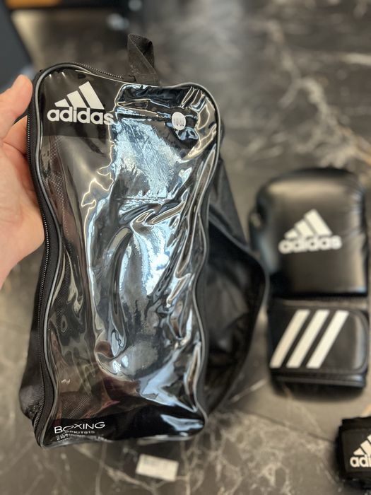 Mănuși box Adidas originale, aproape noi – 150 lei