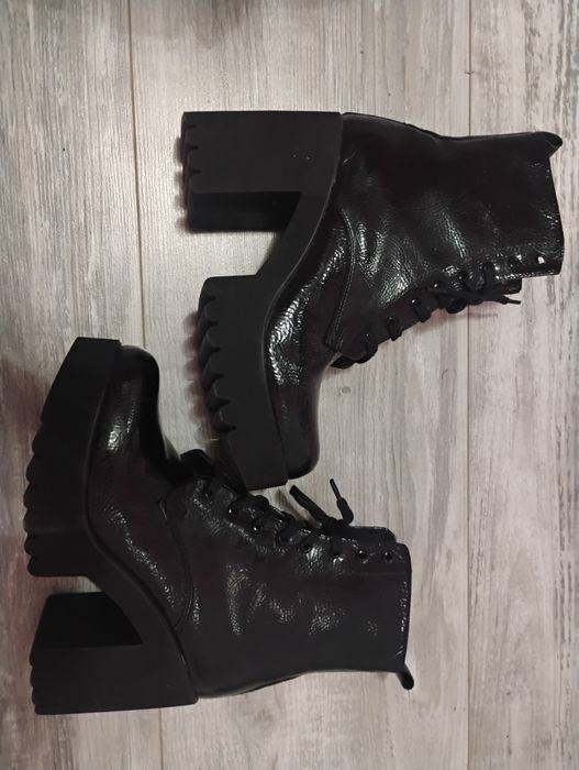 Продавам много готини боти 39 номер, като нови