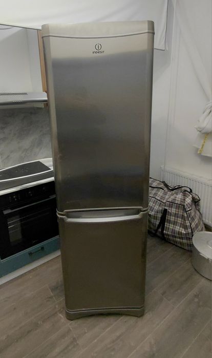 Продам 2 х камерный холодильник