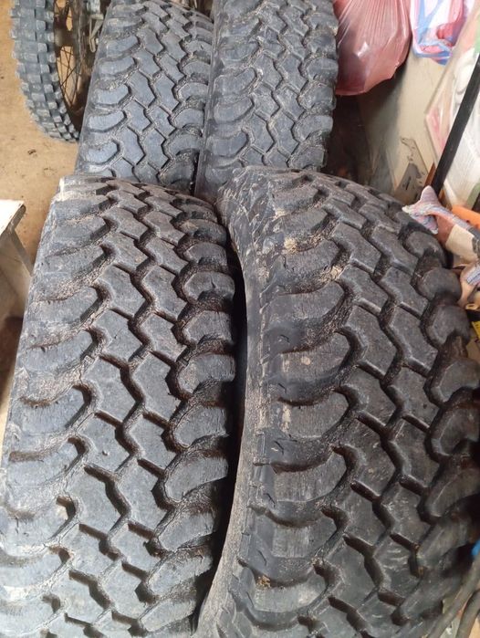 Продавам гуми за джип