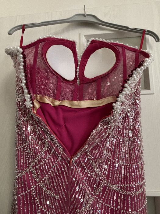 Rochita roz cu plasa din paiete si perle