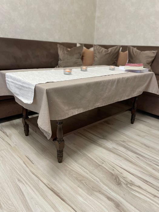 Холна маса, с дълъг стаж на употреба, но в много добро общо състояние