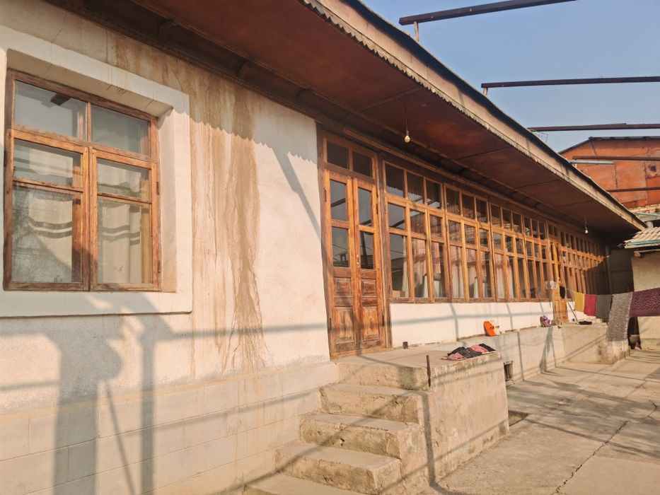 Qibrayda srochno yer narxida uy sotiladi