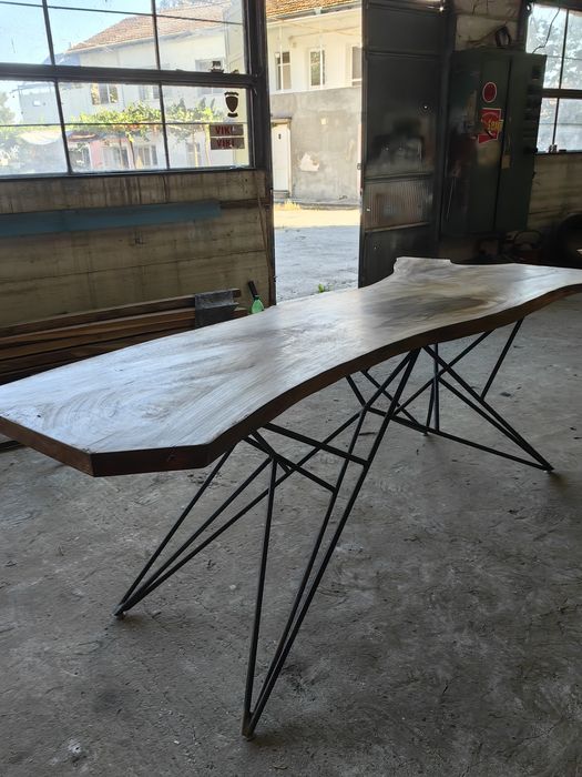 Маси от масивно орехово дърво