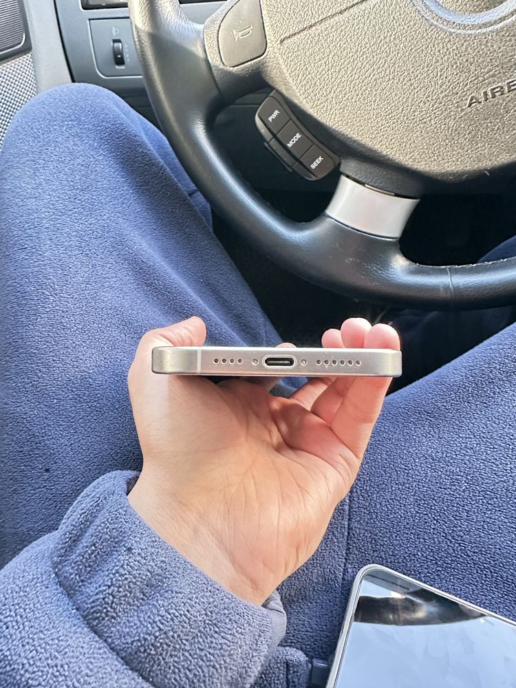iphone 15 pro max ideal holatda 100% yomkst srochno