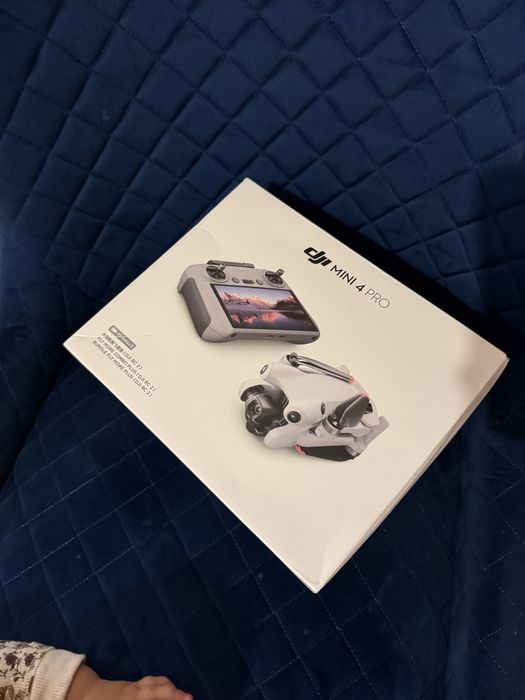 Vand Drona DJI 4 Pro Fly More Combo cu 3 baterii noua si geanta