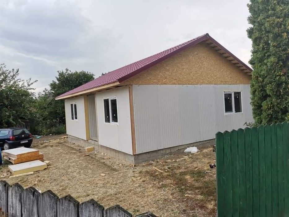 Vând casă pe structură metalică învelită cu panouri sandwich