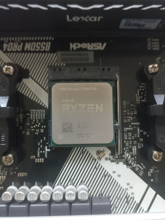 Продавам процесор Ryzen 7 5700x3D ,дъно B550M Pro4 и Lexar Thor DDR4 R