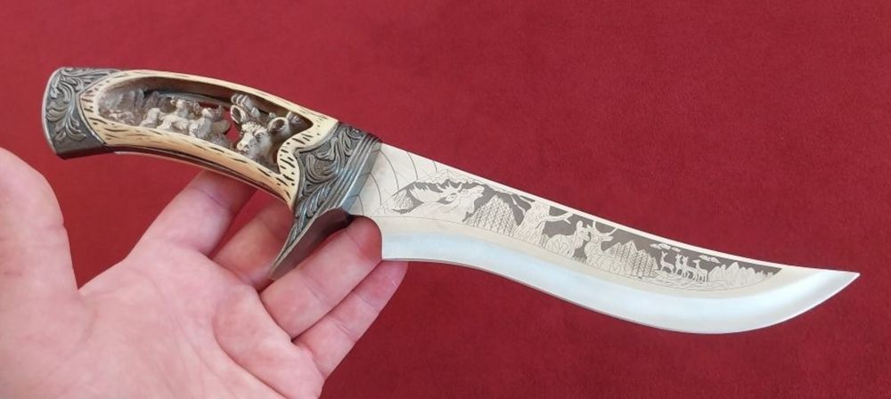 Нож с дървена стойка