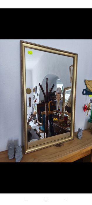 Oglindă de pere cu ramă aurie de lemn