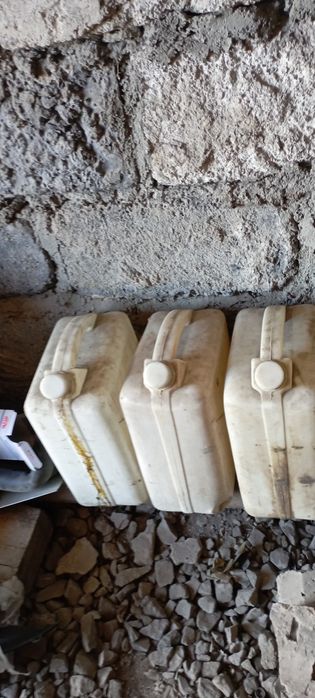 Канистра под воду и др.  жидкости, без повреждений...целые...