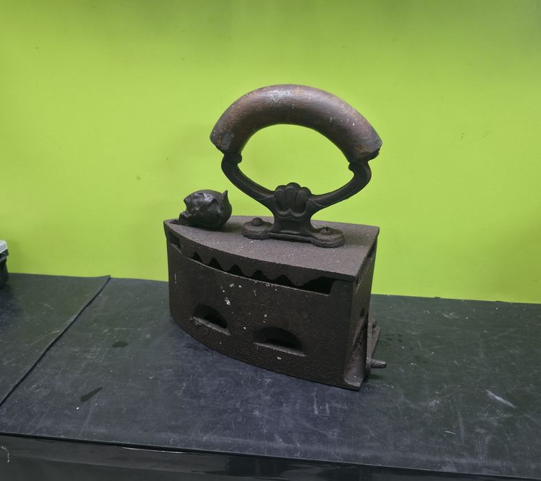 Стара ютия на жар