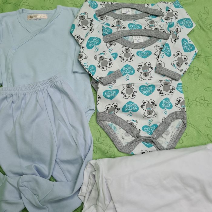6 body bebe  plus o pereche pantaloni 0-3 luni