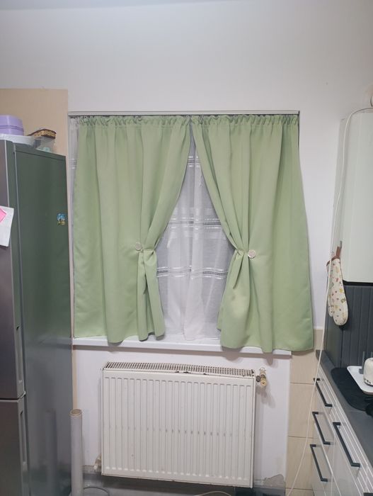 Vând perdele cu tot cu draperii de noapte, culoare verde