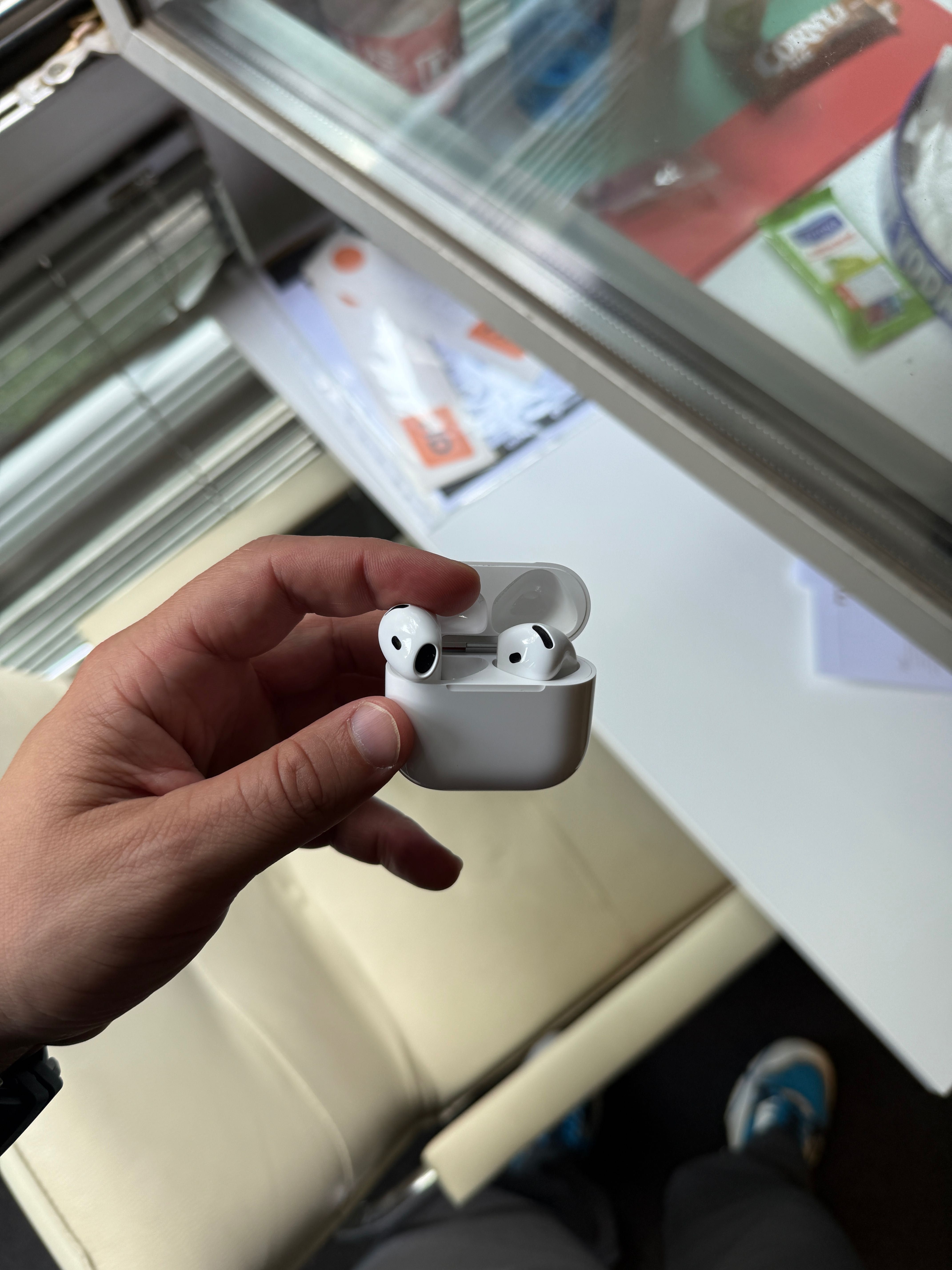 AirPods 4 чисто нови