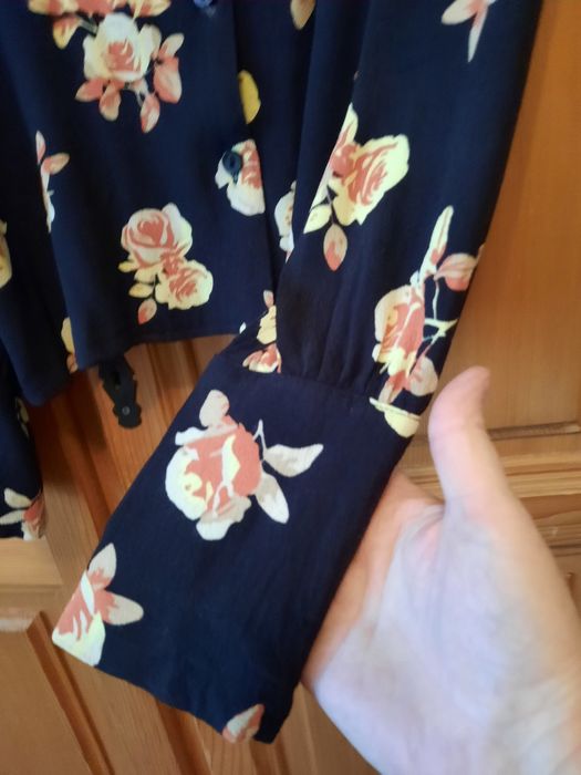 Frumoasa bluza din vascoza neagra cu imprimeu floral mărimea 42