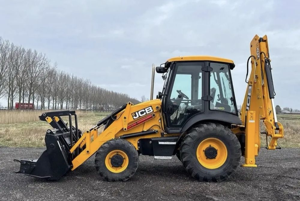 Buldo excavator 7,5 tone de închiriat.