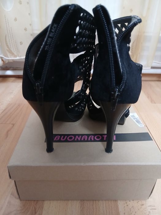 Vând sandale ptr.damă