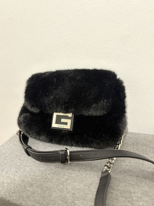 Черна пухена чанта Guess