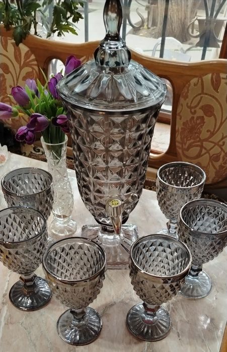 Недорого новый, шикарный  графин "Самовар" с краником и 6 бокалов.
