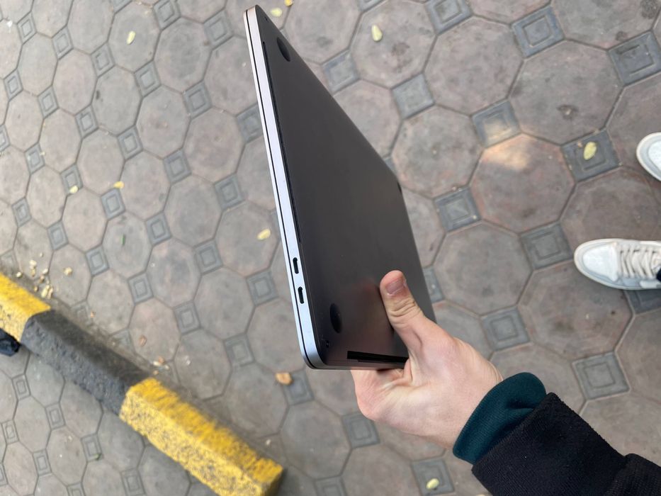 Macbook pro 2018 15,4inch  32/1024 xolati 10/10 grafika uchun jufa zo