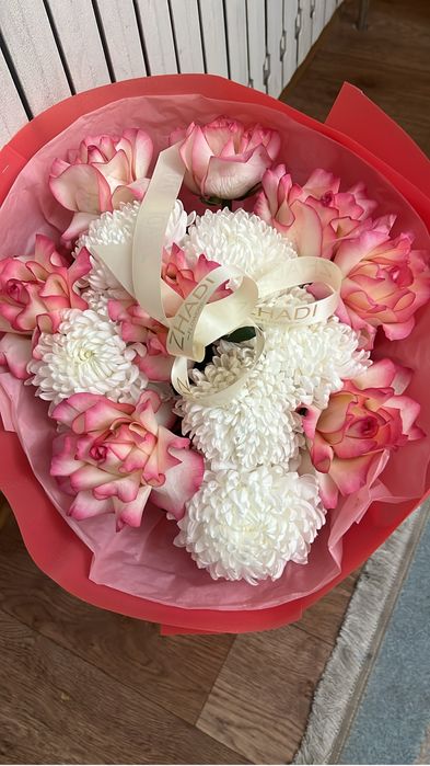 Свежий букет роз и хризантем