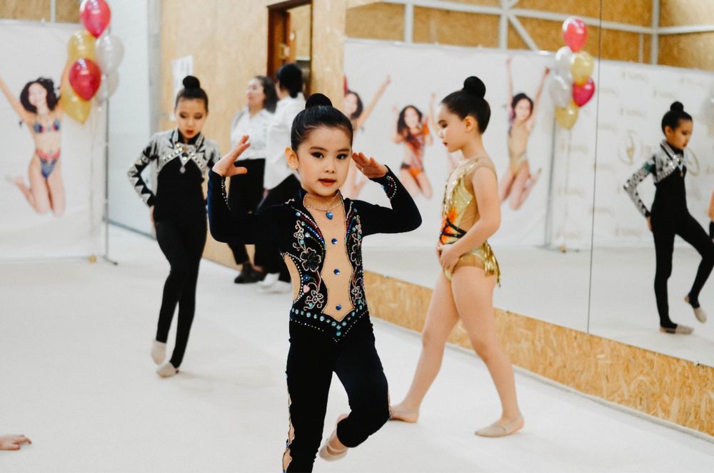 Продам купальник, костюм для художественной гимнастики