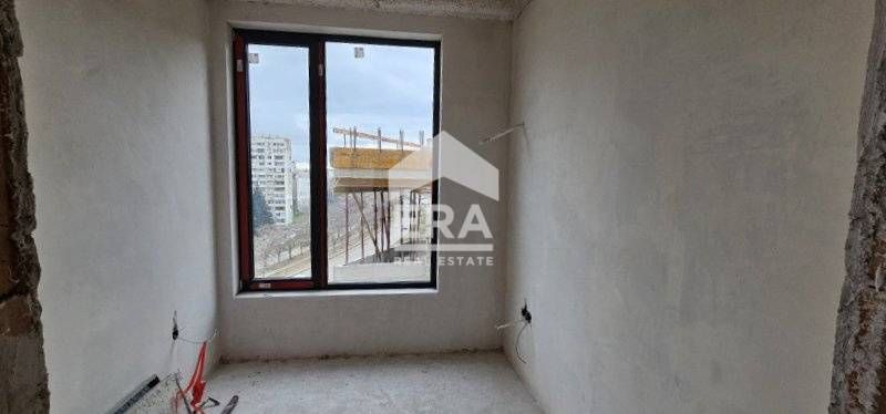 Просторен панорамен апартамент с три спални за продажба с нескриваема
