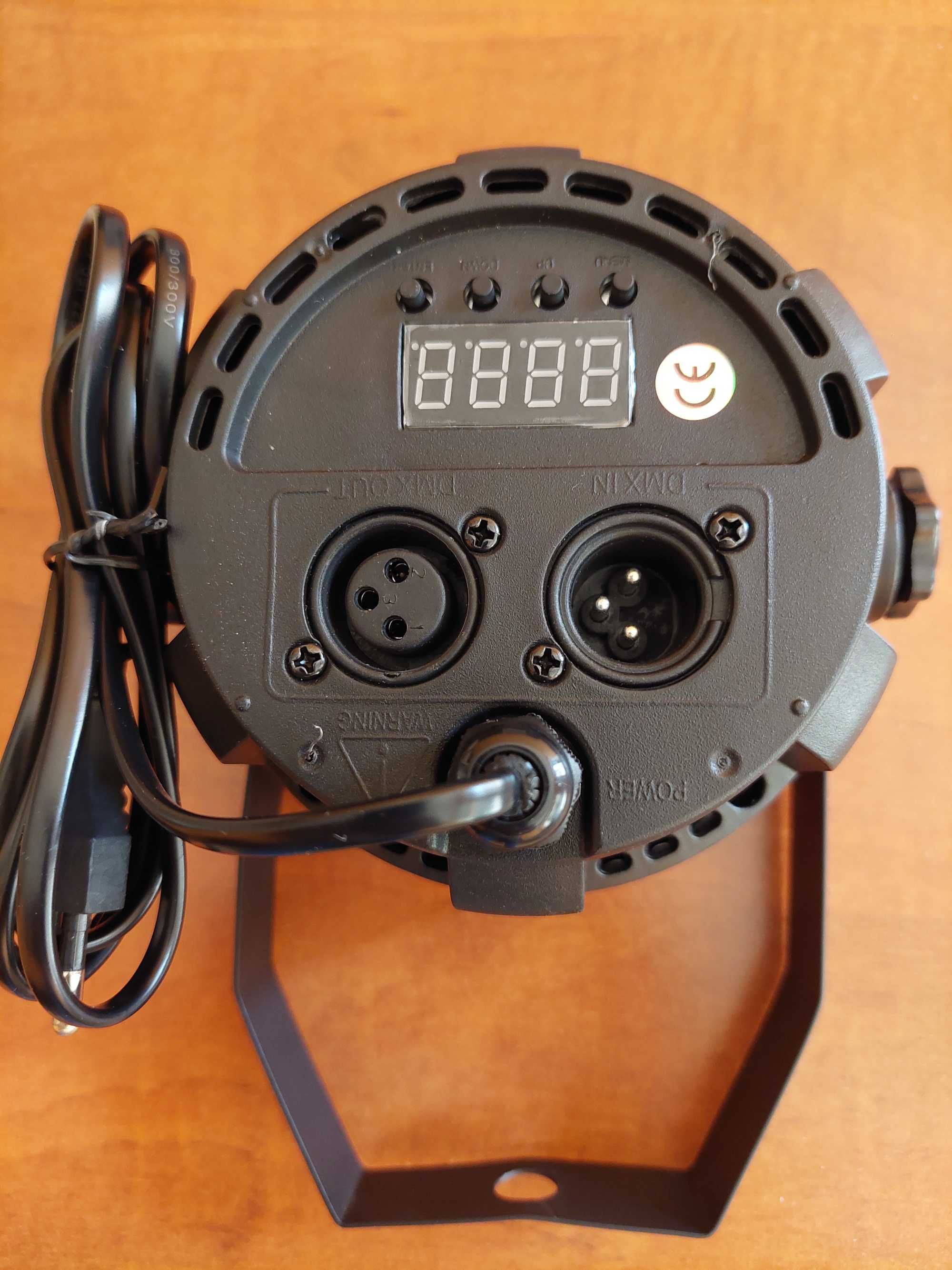 Продавам стойка, LED PAR осветление и USB to DMX 512 Interface