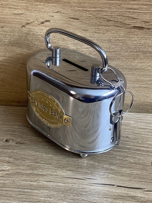 Метална касичка с ключ