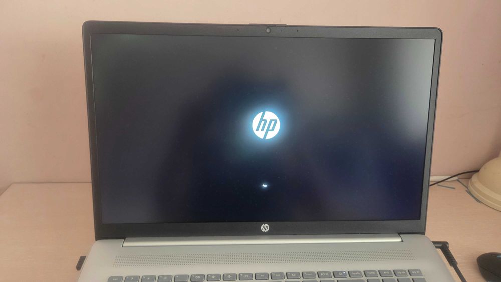 Лаптоп HP 17 Laptop AI PC - НОВ, с процесор Intel Ultra 7 255U