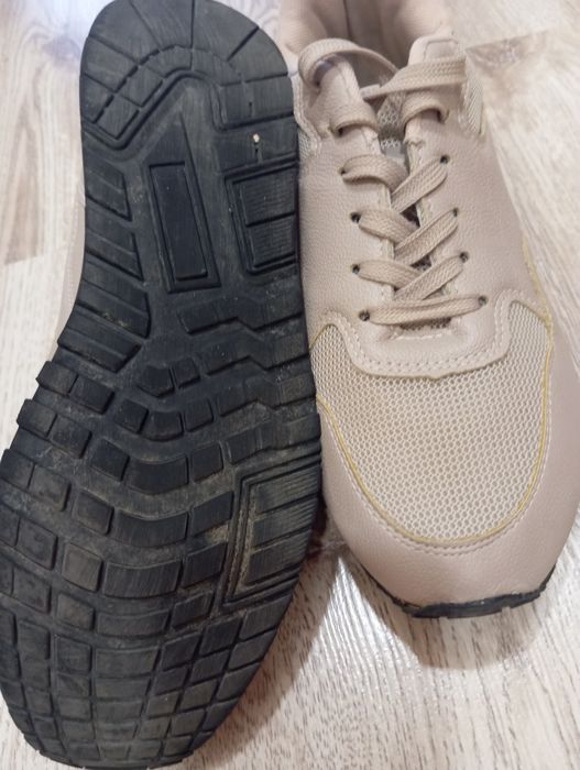 Дамски маратонки бежови