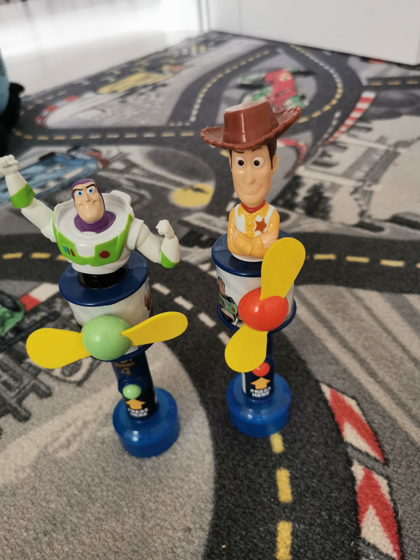 Vând avion cu telecomanda Buzz toy story