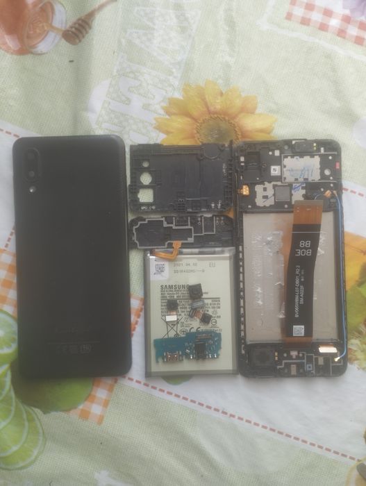 Продоется по запчастям  телефоны