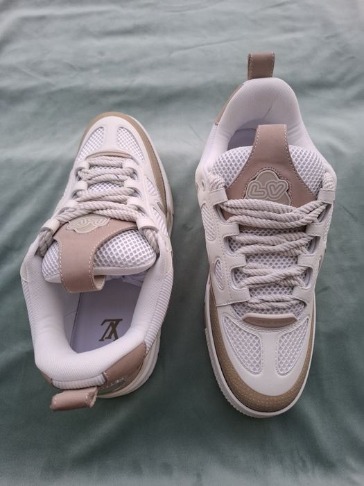 Louis Vuitton , size 42 și 45 . 780 Lei