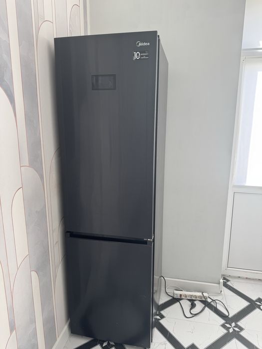 Холодильник Midea.