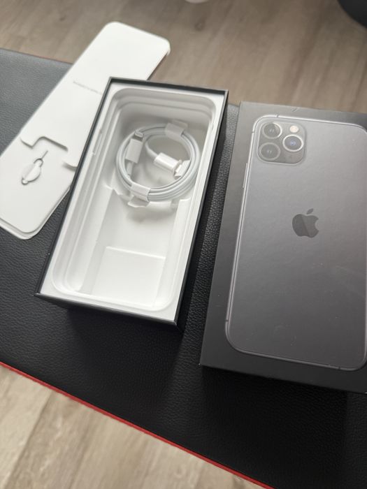 Cutie iphone 11 pro si cablu incarcare nou