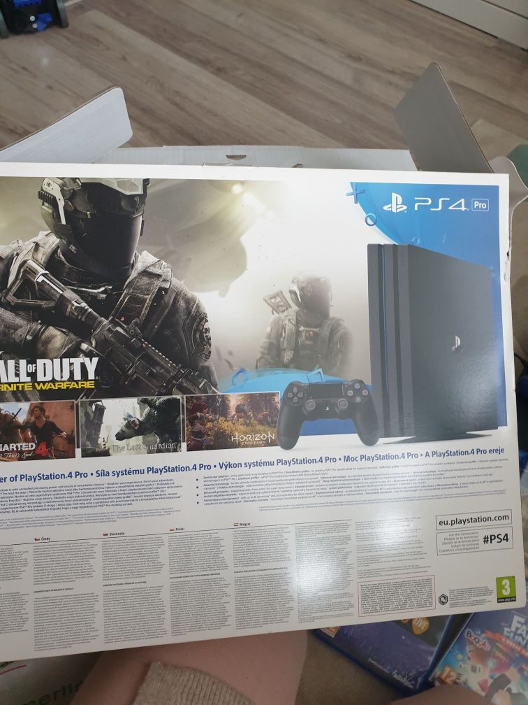 PS4 Pro, 1 TB, 2 manete + 7 jocuri